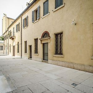 Arena Easy Suites Guesthouse